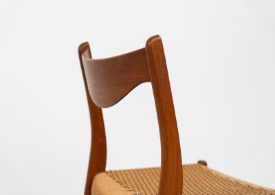 Set of 4 stunning “GS61” paper cord chairs by Arne Wahl Iversen for Glyngøre (Denmark, 1960s). A wonderful design featuring elegant teak frames and a woven Danish paper cord seat, creating a harmonious balance between form and function. They definitely showcase Iversen’s mastery of craftsmanship. The chairs are in original and very good condition with some using traces related to their age.