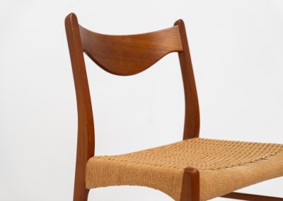 Set of 4 stunning “GS61” paper cord chairs by Arne Wahl Iversen for Glyngøre (Denmark, 1960s). A wonderful design featuring elegant teak frames and a woven Danish paper cord seat, creating a harmonious balance between form and function. They definitely showcase Iversen’s mastery of craftsmanship. The chairs are in original and very good condition with some using traces related to their age.