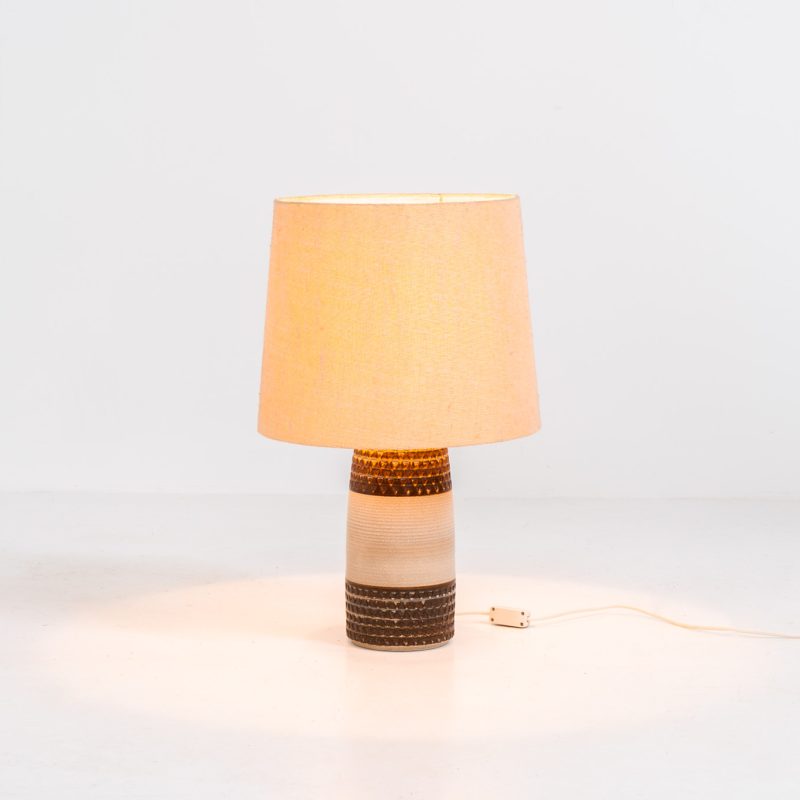 Handmade ceramic table lamp by Einar Johansen for Søholm Stentøj (Denmark, 1960s). This beautiful piece was designed by Einar Johansen and hand made on the Danish island of Bornholm by the company Søholm Stentøj. It features a beautiful graphic pattern with lots of details on the base and a large hessian lamp shade. In very good and original condition.