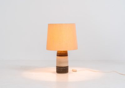 Handmade ceramic table lamp by Einar Johansen for Søholm Stentøj (Denmark, 1960s). This beautiful piece was designed by Einar Johansen and hand made on the Danish island of Bornholm by the company Søholm Stentøj. It features a beautiful graphic pattern with lots of details on the base and a large hessian lamp shade. In very good and original condition.