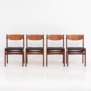 Set of 4 beautiful dining chairs attributed to Erik Buch (Denmark, 1960s). They feature organically curved solid teak frames and floating seats, newly upholstered in a grey fabric. These beauties are in splendid condition.
