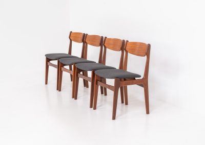 Set of 4 beautiful dining chairs attributed to Erik Buch (Denmark, 1960s). They feature organically curved solid teak frames and floating seats, newly upholstered in a grey fabric. These beauties are in splendid condition.