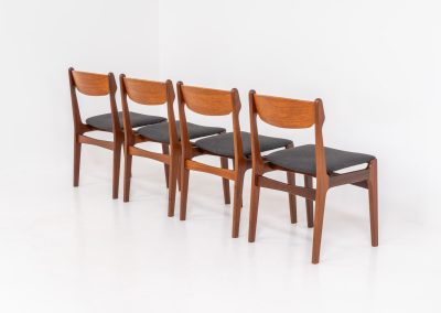 Set of 4 beautiful dining chairs attributed to Erik Buch (Denmark, 1960s). They feature organically curved solid teak frames and floating seats, newly upholstered in a grey fabric. These beauties are in splendid condition.