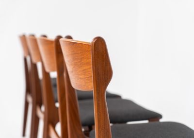 Set of 4 beautiful dining chairs attributed to Erik Buch (Denmark, 1960s). They feature organically curved solid teak frames and floating seats, newly upholstered in a grey fabric. These beauties are in splendid condition.