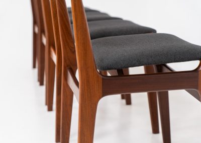 Set of 4 beautiful dining chairs attributed to Erik Buch (Denmark, 1960s). They feature organically curved solid teak frames and floating seats, newly upholstered in a grey fabric. These beauties are in splendid condition.