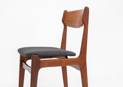 Set of 4 beautiful dining chairs attributed to Erik Buch (Denmark, 1960s). They feature organically curved solid teak frames and floating seats, newly upholstered in a grey fabric. These beauties are in splendid condition.