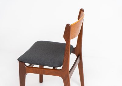 Set of 4 beautiful dining chairs attributed to Erik Buch (Denmark, 1960s). They feature organically curved solid teak frames and floating seats, newly upholstered in a grey fabric. These beauties are in splendid condition.