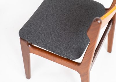 Set of 4 beautiful dining chairs attributed to Erik Buch (Denmark, 1960s). They feature organically curved solid teak frames and floating seats, newly upholstered in a grey fabric. These beauties are in splendid condition.