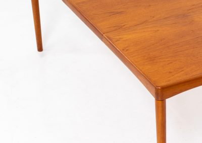 Stunning extendable dining table by Henry W. Klein for Bramin (Denmark, 1960s). This high-end and super good looking piece has it all! Amazing sleek aesthetics, a mesmerizing woodgrain, high quality materials with lots of details and very convenient dimensions. It is easily extendable with an extension hidden underneath the table top. This table presents itself in splendid condition!