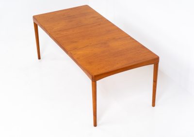 Stunning extendable dining table by Henry W. Klein for Bramin (Denmark, 1960s). This high-end and super good looking piece has it all! Amazing sleek aesthetics, a mesmerizing woodgrain, high quality materials with lots of details and very convenient dimensions. It is easily extendable with an extension hidden underneath the table top. This table presents itself in splendid condition!