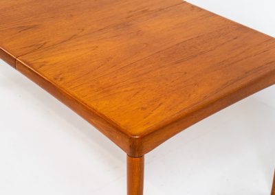 Stunning extendable dining table by Henry W. Klein for Bramin (Denmark, 1960s). This high-end and super good looking piece has it all! Amazing sleek aesthetics, a mesmerizing woodgrain, high quality materials with lots of details and very convenient dimensions. It is easily extendable with an extension hidden underneath the table top. This table presents itself in splendid condition!