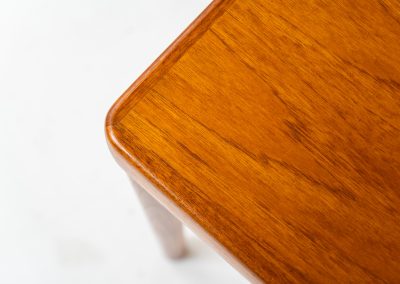 Stunning extendable dining table by Henry W. Klein for Bramin (Denmark, 1960s). This high-end and super good looking piece has it all! Amazing sleek aesthetics, a mesmerizing woodgrain, high quality materials with lots of details and very convenient dimensions. It is easily extendable with an extension hidden underneath the table top. This table presents itself in splendid condition!