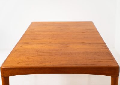Stunning extendable dining table by Henry W. Klein for Bramin (Denmark, 1960s). This high-end and super good looking piece has it all! Amazing sleek aesthetics, a mesmerizing woodgrain, high quality materials with lots of details and very convenient dimensions. It is easily extendable with an extension hidden underneath the table top. This table presents itself in splendid condition!