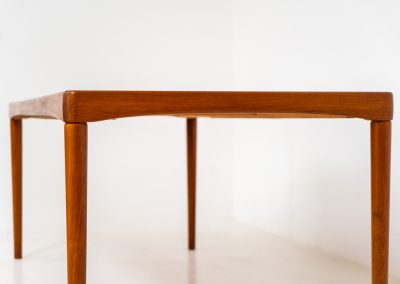 Stunning extendable dining table by Henry W. Klein for Bramin (Denmark, 1960s). This high-end and super good looking piece has it all! Amazing sleek aesthetics, a mesmerizing woodgrain, high quality materials with lots of details and very convenient dimensions. It is easily extendable with an extension hidden underneath the table top. This table presents itself in splendid condition!