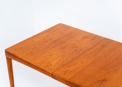 Stunning extendable dining table by Henry W. Klein for Bramin (Denmark, 1960s). This high-end and super good looking piece has it all! Amazing sleek aesthetics, a mesmerizing woodgrain, high quality materials with lots of details and very convenient dimensions. It is easily extendable with an extension hidden underneath the table top. This table presents itself in splendid condition!