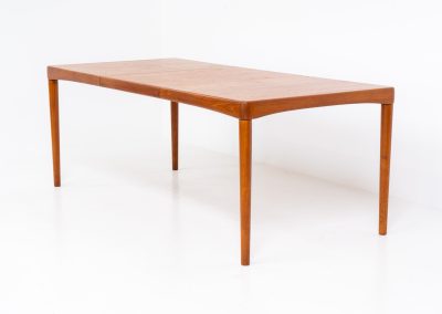 Stunning extendable dining table by Henry W. Klein for Bramin (Denmark, 1960s). This high-end and super good looking piece has it all! Amazing sleek aesthetics, a mesmerizing woodgrain, high quality materials with lots of details and very convenient dimensions. It is easily extendable with an extension hidden underneath the table top. This table presents itself in splendid condition!