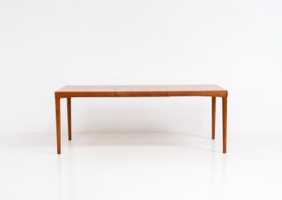 Stunning extendable dining table by Henry W. Klein for Bramin (Denmark, 1960s). This high-end and super good looking piece has it all! Amazing sleek aesthetics, a mesmerizing woodgrain, high quality materials with lots of details and very convenient dimensions. It is easily extendable with an extension hidden underneath the table top. This table presents itself in splendid condition!
