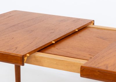 Stunning extendable dining table by Henry W. Klein for Bramin (Denmark, 1960s). This high-end and super good looking piece has it all! Amazing sleek aesthetics, a mesmerizing woodgrain, high quality materials with lots of details and very convenient dimensions. It is easily extendable with an extension hidden underneath the table top. This table presents itself in splendid condition!