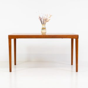 Stunning extendable dining table by Henry W. Klein for Bramin (Denmark, 1960s). This high-end and super good looking piece has it all! Amazing sleek aesthetics, a mesmerizing woodgrain, high quality materials with lots of details and very convenient dimensions. It is easily extendable with an extension hidden underneath the table top. This table presents itself in splendid condition!