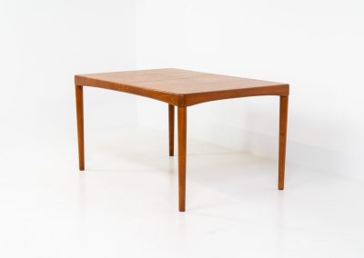Stunning extendable dining table by Henry W. Klein for Bramin (Denmark, 1960s). This high-end and super good looking piece has it all! Amazing sleek aesthetics, a mesmerizing woodgrain, high quality materials with lots of details and very convenient dimensions. It is easily extendable with an extension hidden underneath the table top. This table presents itself in splendid condition!