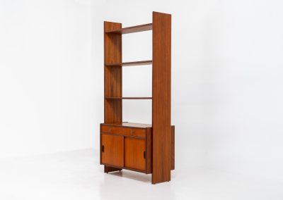 Teak shelving system / room devider (Sweden, 1960s). A very nice piece featuring two sliding doors, two drawers and three adjustable shelves. It’s sleek minimalist design combined with a wonderful warm woodgrain are a perfect match. With its finished back, this versatile piece can be used as a room divider aswell, making it a perfect addition to any space. In excellent condition! Comes with the original keys.
