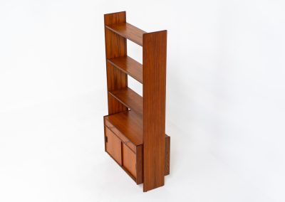 Teak shelving system / room devider (Sweden, 1960s). A very nice piece featuring two sliding doors, two drawers and three adjustable shelves. It’s sleek minimalist design combined with a wonderful warm woodgrain are a perfect match. With its finished back, this versatile piece can be used as a room divider aswell, making it a perfect addition to any space. In excellent condition! Comes with the original keys.