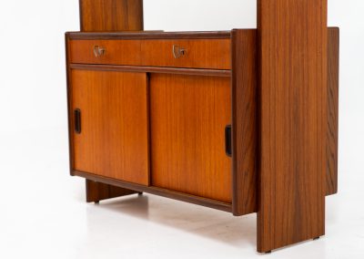 Teak shelving system / room devider (Sweden, 1960s). A very nice piece featuring two sliding doors, two drawers and three adjustable shelves. It’s sleek minimalist design combined with a wonderful warm woodgrain are a perfect match. With its finished back, this versatile piece can be used as a room divider aswell, making it a perfect addition to any space. In excellent condition! Comes with the original keys.