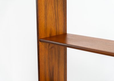 Teak shelving system / room devider (Sweden, 1960s). A very nice piece featuring two sliding doors, two drawers and three adjustable shelves. It’s sleek minimalist design combined with a wonderful warm woodgrain are a perfect match. With its finished back, this versatile piece can be used as a room divider aswell, making it a perfect addition to any space. In excellent condition! Comes with the original keys.