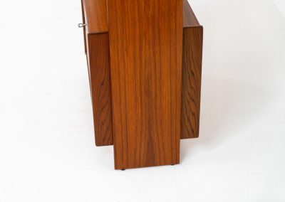 Teak shelving system / room devider (Sweden, 1960s). A very nice piece featuring two sliding doors, two drawers and three adjustable shelves. It’s sleek minimalist design combined with a wonderful warm woodgrain are a perfect match. With its finished back, this versatile piece can be used as a room divider aswell, making it a perfect addition to any space. In excellent condition! Comes with the original keys.