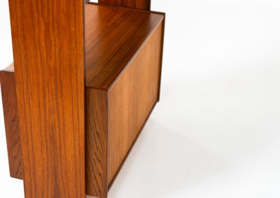 Teak shelving system / room devider (Sweden, 1960s). A very nice piece featuring two sliding doors, two drawers and three adjustable shelves. It’s sleek minimalist design combined with a wonderful warm woodgrain are a perfect match. With its finished back, this versatile piece can be used as a room divider aswell, making it a perfect addition to any space. In excellent condition! Comes with the original keys.