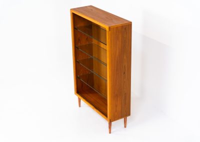 Teak showcase by Svend Dyrlund (Denmark, 1960s). A nice piece with organic shapes and four glass shelves. It has two functional lights on the inside. It is in very good condition.