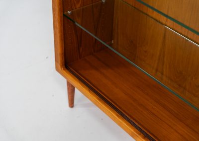 Teak showcase by Svend Dyrlund (Denmark, 1960s). A nice piece with organic shapes and four glass shelves. It has two functional lights on the inside. It is in very good condition.