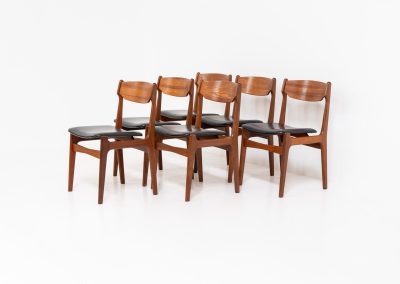 Set of 6 beautiful dining chairs attributed to Erik Buch (Denmark, 1960s). They feature organically curved solid teak frames and floating seats, newly upholstered in a black skai leather. These beauties are in excellent condition.