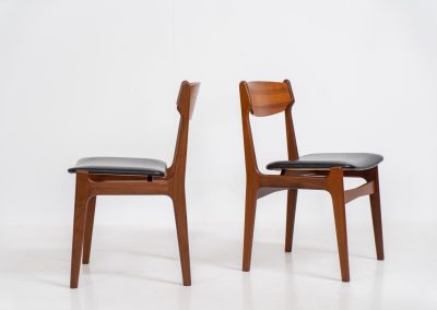 Set of 6 beautiful dining chairs attributed to Erik Buch (Denmark, 1960s). They feature organically curved solid teak frames and floating seats, newly upholstered in a black skai leather. These beauties are in excellent condition.