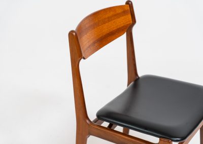 Set of 6 beautiful dining chairs attributed to Erik Buch (Denmark, 1960s). They feature organically curved solid teak frames and floating seats, newly upholstered in a black skai leather. These beauties are in excellent condition.