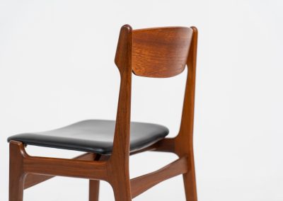 Set of 6 beautiful dining chairs attributed to Erik Buch (Denmark, 1960s). They feature organically curved solid teak frames and floating seats, newly upholstered in a black skai leather. These beauties are in excellent condition.