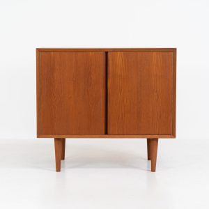 Midcentury cabinet by Poul Cadovius (Denmark, 1960s). A sleek and simple piece, but oh so beautiful! Featuring handle free doors, a shelve on the inside and a stunning woodgrain. It is in excellent condition!