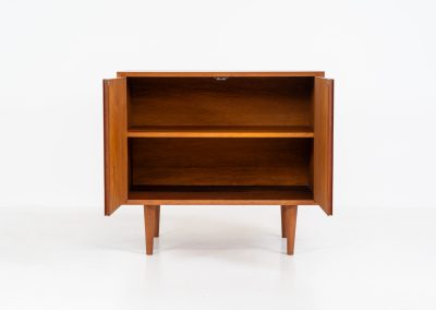 Midcentury cabinet by Poul Cadovius (Denmark, 1960s). A sleek and simple piece, but oh so beautiful! Featuring handle free doors, a shelve on the inside and a stunning woodgrain. It is in excellent condition!