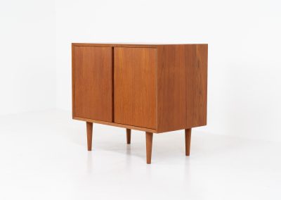 Midcentury cabinet by Poul Cadovius (Denmark, 1960s). A sleek and simple piece, but oh so beautiful! Featuring handle free doors, a shelve on the inside and a stunning woodgrain. It is in excellent condition!