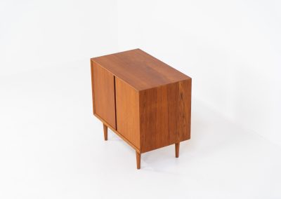 Midcentury cabinet by Poul Cadovius (Denmark, 1960s). A sleek and simple piece, but oh so beautiful! Featuring handle free doors, a shelve on the inside and a stunning woodgrain. It is in excellent condition!