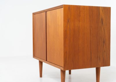 Midcentury cabinet by Poul Cadovius (Denmark, 1960s). A sleek and simple piece, but oh so beautiful! Featuring handle free doors, a shelve on the inside and a stunning woodgrain. It is in excellent condition!