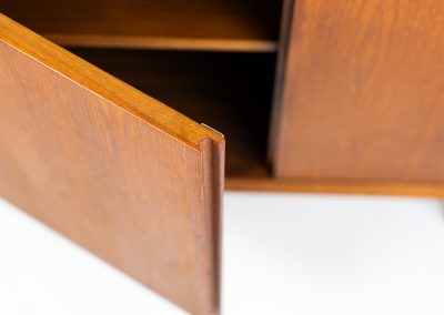 Midcentury cabinet by Poul Cadovius (Denmark, 1960s). A sleek and simple piece, but oh so beautiful! Featuring handle free doors, a shelve on the inside and a stunning woodgrain. It is in excellent condition!