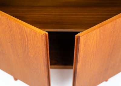 Midcentury cabinet by Poul Cadovius (Denmark, 1960s). A sleek and simple piece, but oh so beautiful! Featuring handle free doors, a shelve on the inside and a stunning woodgrain. It is in excellent condition!