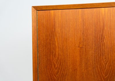 Midcentury cabinet by Poul Cadovius (Denmark, 1960s). A sleek and simple piece, but oh so beautiful! Featuring handle free doors, a shelve on the inside and a stunning woodgrain. It is in excellent condition!