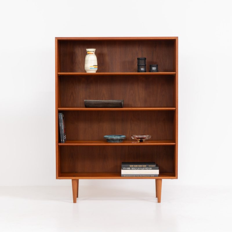 Midcentury bookcase by Børge Mogensen for Søborg Møbelfabrik (Denmark, 1960s). A simple and well-built piece in teak by one of Denmark’s most influential designers, Børge Mogensen. It contains three adjustable shelves and has an amazing natural woodgrain. In very excellent condition and labeled by maker.