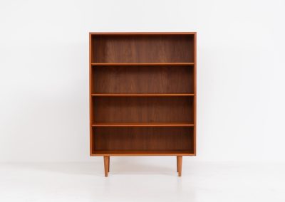 Midcentury bookcase by Børge Mogensen for Søborg Møbelfabrik (Denmark, 1960s). A simple and well-built piece in teak by one of Denmark’s most influential designers, Børge Mogensen. It contains three adjustable shelves and has an amazing natural woodgrain. In very excellent condition and labeled by maker.