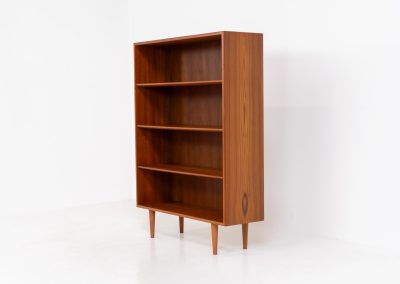 Midcentury bookcase by Børge Mogensen for Søborg Møbelfabrik (Denmark, 1960s). A simple and well-built piece in teak by one of Denmark’s most influential designers, Børge Mogensen. It contains three adjustable shelves and has an amazing natural woodgrain. In very excellent condition and labeled by maker.