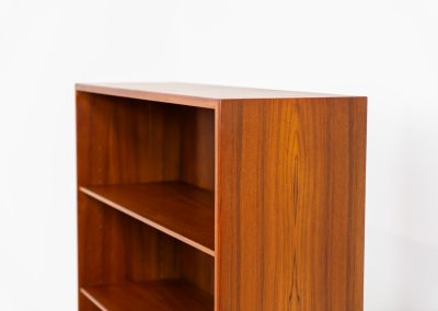 Midcentury bookcase by Børge Mogensen for Søborg Møbelfabrik (Denmark, 1960s). A simple and well-built piece in teak by one of Denmark’s most influential designers, Børge Mogensen. It contains three adjustable shelves and has an amazing natural woodgrain. In very excellent condition and labeled by maker.