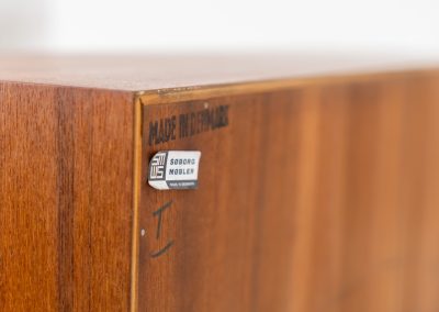 Midcentury bookcase by Børge Mogensen for Søborg Møbelfabrik (Denmark, 1960s). A simple and well-built piece in teak by one of Denmark’s most influential designers, Børge Mogensen. It contains three adjustable shelves and has an amazing natural woodgrain. In very excellent condition and labeled by maker.