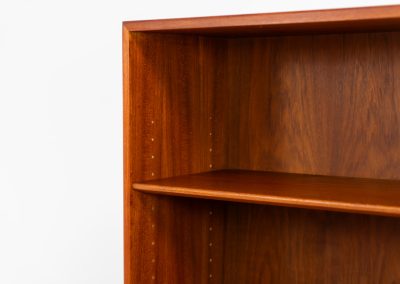 Midcentury bookcase by Børge Mogensen for Søborg Møbelfabrik (Denmark, 1960s). A simple and well-built piece in teak by one of Denmark’s most influential designers, Børge Mogensen. It contains three adjustable shelves and has an amazing natural woodgrain. In very excellent condition and labeled by maker.